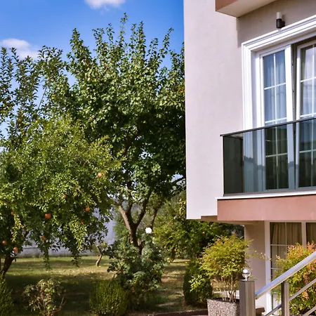 Airport Garden 3* Rinas